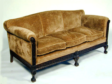 Sofa CHI Kastenform dkl. Holzgestell Klauenfüße, brauner Samtbezug lose Kissen (vG)