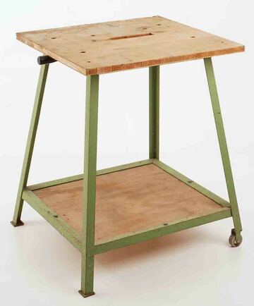Werkstatt-Tisch, Metalluntergestell grün mit 2 Rollen, Holz-Arbeitsplatte und Ablageboden, 59x53x73,5 cm