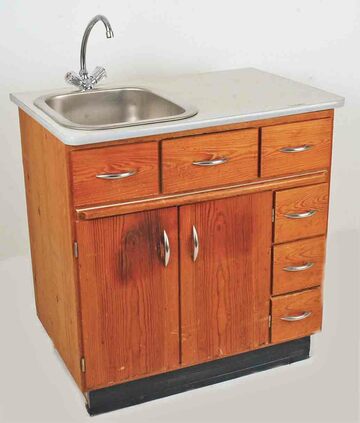 Spülenschrank, 30er Jahre, Kiefer, Edelstahlbecken mit Wasserhahn, 2 Türen, 6 Schubladen