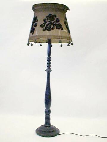 Stehlampe, 40er Jahre, schwarzes Holz, schwer, verziert, Stoffschirm grau, blaue Samtbänder, Troddeln