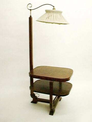 Stehlampe mit Tisch, Holz dunkel, gerundet, 2 Ebenen, Messingausleger, beigefarbener Stoffschirm