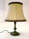 Tischlampe, Messing, runder Sockel, gedrehte Säule, runder Schirm Bordüre beige