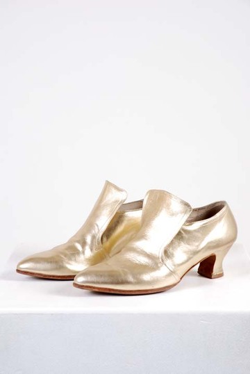 Rokokoschuhe gold Leder mit Zunge u. geschwungenem Absatz