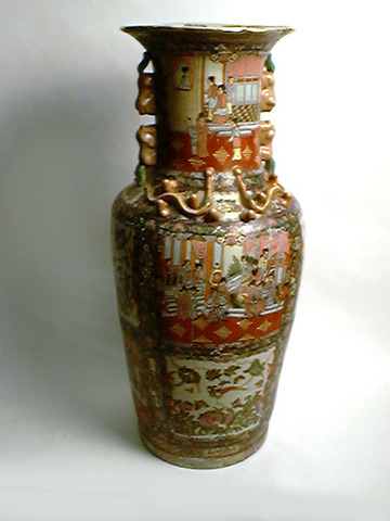 Vase chin. 94H mit Besatz leicht bauchig Reliefmalerei Palastmotiv, bunt