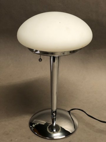 Tischlampe, Chrom, Säule leicht konisch, Fuß rund, Schirm Kuppel Milchglas