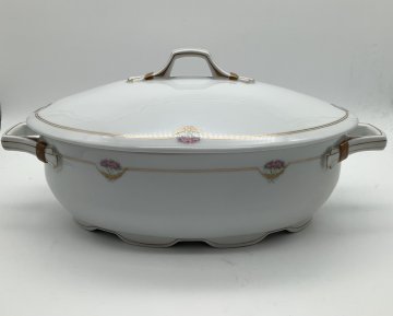 Suppenterrine, Porzellan weiß, unterglasur Bemalung, feiner Dopplestrichgoldrand kleines Blumendekor rosa/grün, ovale Form, Deckel, 2 Henkelgriffe, L34xB21xH15cm, FRIEDRICH KAESTNER OBERHOHNDORF