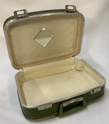 Koffer,Kunstleder grün, innen Steppfutter beige, Schminkspiegel im Deckel