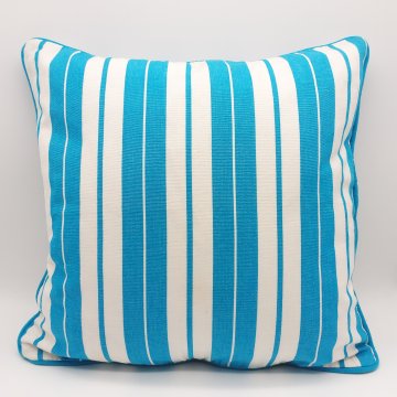 P- Kissen 40x40cm, cyanblau/weiß gestreift, rundum blaue Paspel, Holzknöpfe, feste BW