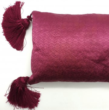 P- Kissen 30x50cm, violett, glänzender Satin, gesteppte Rauten, Quasten in den Ecken