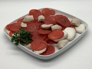 Tomatenscheiben, Teller Tomate/Mozarella, auf Porzellanteller