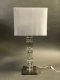 Tischlampe, Chrom, Säule mit Kristallglaswürfeln, Fuß quadr. Edelstahl, Schirm Stoff konisch beige