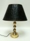 Tischlampe, Messing poliert, gedrehte Säule, schwarzer ovaler Schirm mit Knickoptik