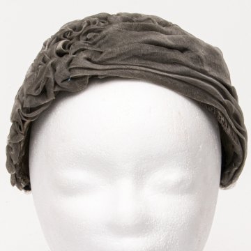 Stegkappe grau Chiffon drapiert m. Rüschenraffungen