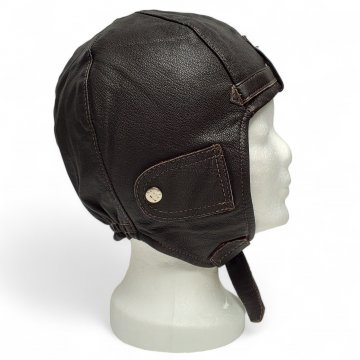 Fliegerkappe dunkelbraun Leder m. verstellbarem Kinnverschluss, Gummizug, verdeckten Luftösen, Schnalle im Stirnbereich u. braunem Wollfutter