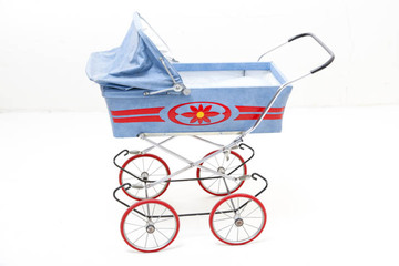 Kinderpuppenwagen, außen blau mit rotem Blumenmuster, rot gummierte Reifen, 83x60cm