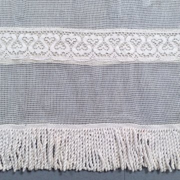 Store 195x180 creme, Gittertüll, horizontale Häkelspitze unten + großes Spitzenoval in Mitte, dicke Drellfransen, Tunnelsaum