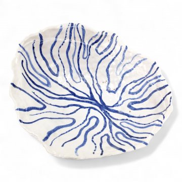 Schale PAUA BOWL 9, Porzellan weiß glasiert blau gestreift, Unterseite mattweiß, 32x28x11,5 - FELICITHAS ARNDT