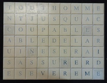 Bild auf Holz, Schrifttafeln, graue Buchstaben auf beigen Feldern