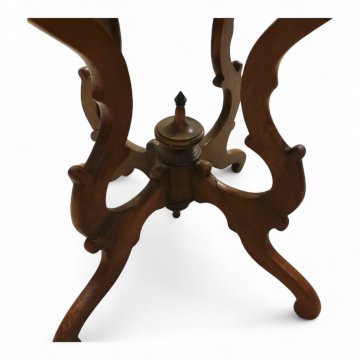 Beistelltisch, Nußbaum, oval, Beine stark geschwungen gebündelt, Kante schwarz gewellt, L79xB63xH73