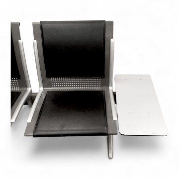 Wartebank, 225cm lang, Alugestell mit 3 schwarzen Sitzen und einer grauen Ablagefläche
