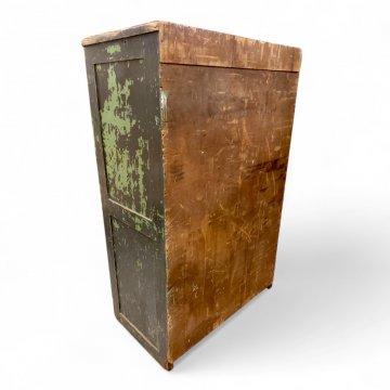 Schrank, für Werkstatt oder Keller, Holz grün (teilw. abgeblättert), 2-türig, 9 Fächer