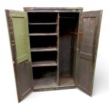 Schrank, für Werkstatt oder Keller, Holz grün (teilw. abgeblättert), 2-türig, 9 Fächer