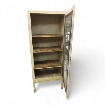 Vorratsschrank, Holz grau-beige, Tür mit Fliegengitter, 3 Ablagen, Farbe teilw. rissig u. abgeblättert, H/B/T 180x75x55