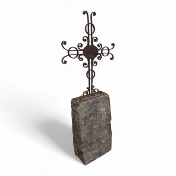 Grabstein, mit Kreuz, Sockel FB dkl.grau, H100 B40 T25, Kreuz Schmiedeeisen H80 B76, GH180