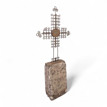 Grabstein, mit Kreuz, Sockel FB dkl.grau, H100 B40 T25, Kreuz Schmiedeeisen H80 B76, GH180
