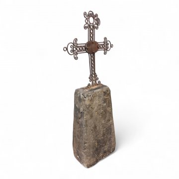 Grabstein, mit Kreuz, Sockel FB dkl.grau, H100 B40 T25, Kreuz Schmiedeeisen H80 B76, GH180