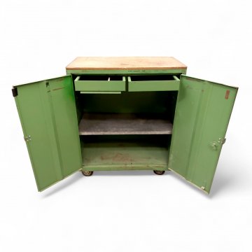 Werkstattschrank, Metal grün, 2-türig, innen 2 Schubladen, oben Holzplatte Buche, Vorhangschloß, auf Rollen, H/B/T 112x91x50