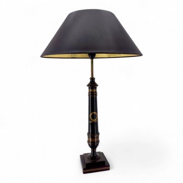 Tischlampe, Holz schwarz, Säule mit goldenen Lorbeeren verziert, Sockel viereckig, gestuft, 1 flg. E27 max.60W, H63