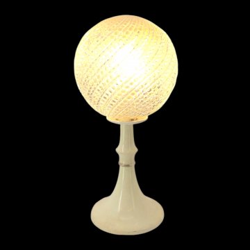 Nachttischlampe, K.stoff weiß, Lampenschirm Glas, Spiralstruktur, Kugelform Ø13, Trompetenfuß Ø12, 1 flg. E14 max.40W, H30 
