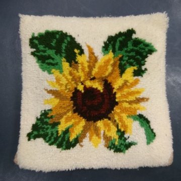Sofakissen 40x40 creme, große Sonnenblume geknüpft, Rücks. beige gehäkelt