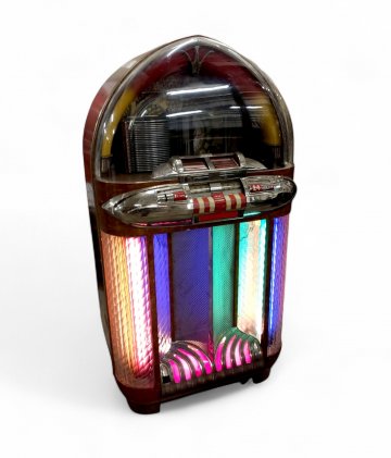 Musikbox WURLITZER, Nußbaum, Spitzbogenabschluß, H150xB76xT44, beleuchtbar, auf Rollen, NUR DEKO