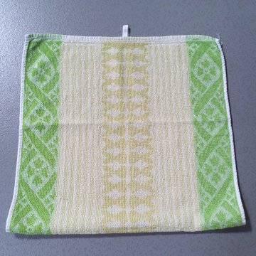 Handtuch 80x40 beige, zartes Muster, breite Randstreifen in grün mit Rhomben