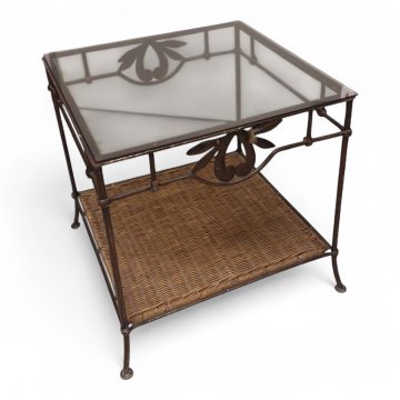 Beistelltisch GRANGE, Schmiedeeisengestell verziert, Zwischenboden Rattan, Glasplatte, L56xB56xH55