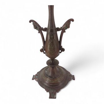 Kerzenständer, Eisen bronziert, Vasenform, zwei seitliche verzierte Ausleger, griechisches Wellenmuster, Sockelfuß, 1 flg, H25 - Verlag bei E.G. ZIMMERMANN IN HANAU - No.12578