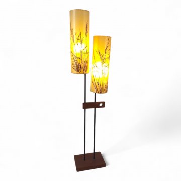Stehlampe, Teakholzfuß eckig, zwei Röhrenschirme Kunststoff genähte Bastborte H50, aufkaschierte Trockengräser, Metallgestell schwarz, Mittelsteg Teakholz, H148x36, 2 flg. E27 max.60W