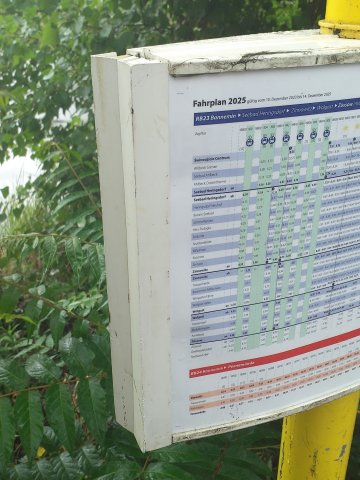 Bushaltestellenschild, modern, mit Ständer und Fahrplan, stark beschädigt, gebrochen, Gebrauchsspuren, Verwitterungen, Lackabplatzungen, Roststellen, Kratzer (H=29/B=42cm), Busanzeige H=9,5/B=42cm), H=260cm, Verkehr, BVG