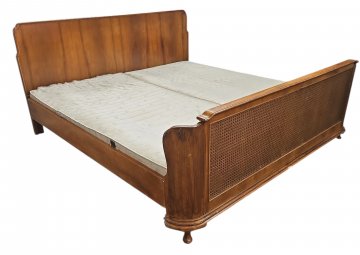 Bett CHIPPENDALE, Holz mit Rohrgeflecht im Fußteil, hell Nussb., kompl. m. Matratze, 200x200cm, h 90cm, Doppelbett