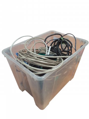 Konvolut Kabel, unsortiert, in kleiner Kiste, Beispielbild