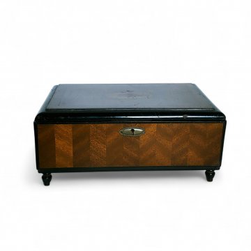 Schatulle Holz, braun-schwarz, dunkel, ovale Intarsienarbeit auf Deckel, vier schwarze Füßchen, Schloss, ohne Schlüssel, 24x16x11