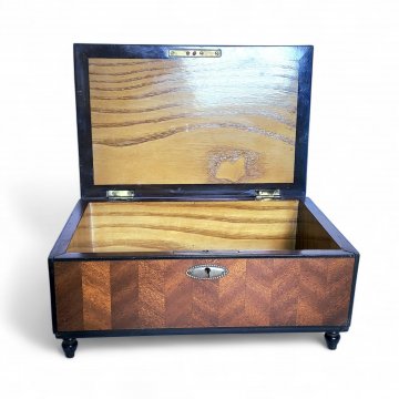 Schatulle Holz, braun-schwarz, dunkel, ovale Intarsienarbeit auf Deckel, vier schwarze Füßchen, Schloss, ohne Schlüssel, 24x16x11