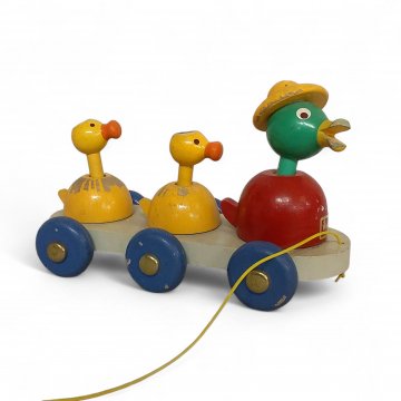 Nachzieh-Spielzeug Holz, drei Enten, auf Wagen, sechs blaue Räder, gelb-rot-grün, 22x13x11, bespielt