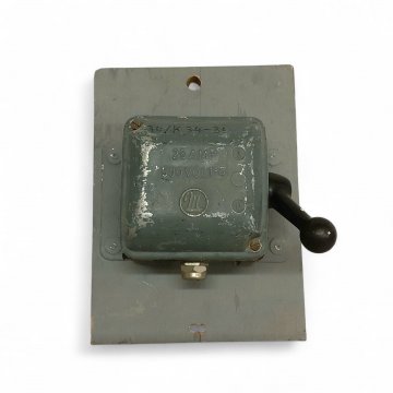 Kippschalter alt 500Volt auf grauer Holzplatte, Metall grau