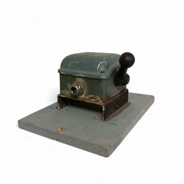 Kippschalter alt 500Volt auf grauer Holzplatte, Metall grau