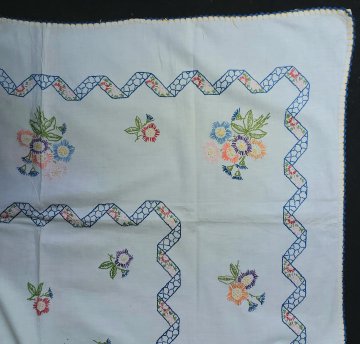 Tischdecke 120x160 naturweiß, Leinen, bunte Stickerei, Zierband und Blumen