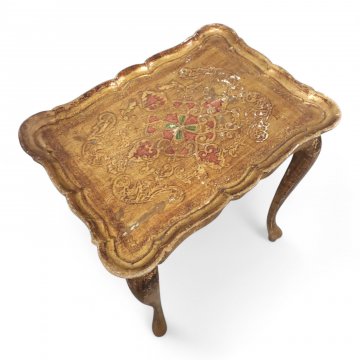 Beistelltisch, gold, Kante und Zarge gewellt, Beine geschwungen, Blumenflachschnitzereien, L44xB32xH51