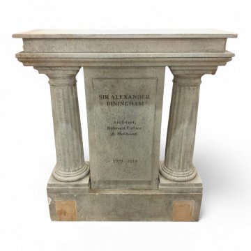 Grabstein/Grabmal, Marmoroptik grau, 2 dorische Säulen und Mittelteil auf geradem Sockel, gestufter,gerader Abschluß, H//B/T 137x120x40